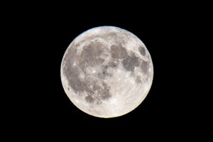 Volle maan in de avondlucht — symbolisch beeld voor de Volle Maan in Tweelingen van 5 december 2025.