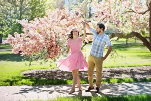 Vrouw die door een veld loopt in de lente, als symbool voor het doorbreken van oude relatiepatronen en het vinden van innerlijke rust.